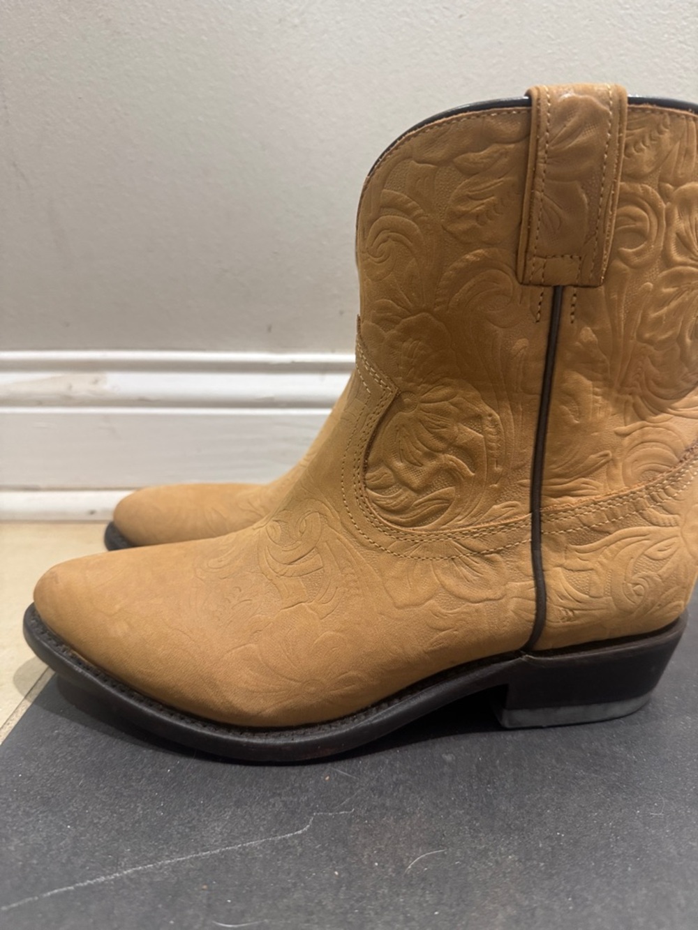 Frye Billy Short Marigold Floral Embossed Leather Western Ankle Boots 8 - Picture 4 of 8
